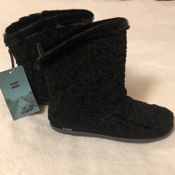 NWT faux Persian lamb black Inez boots from Tom’s with super soft fur lining - Picture 3 of 16